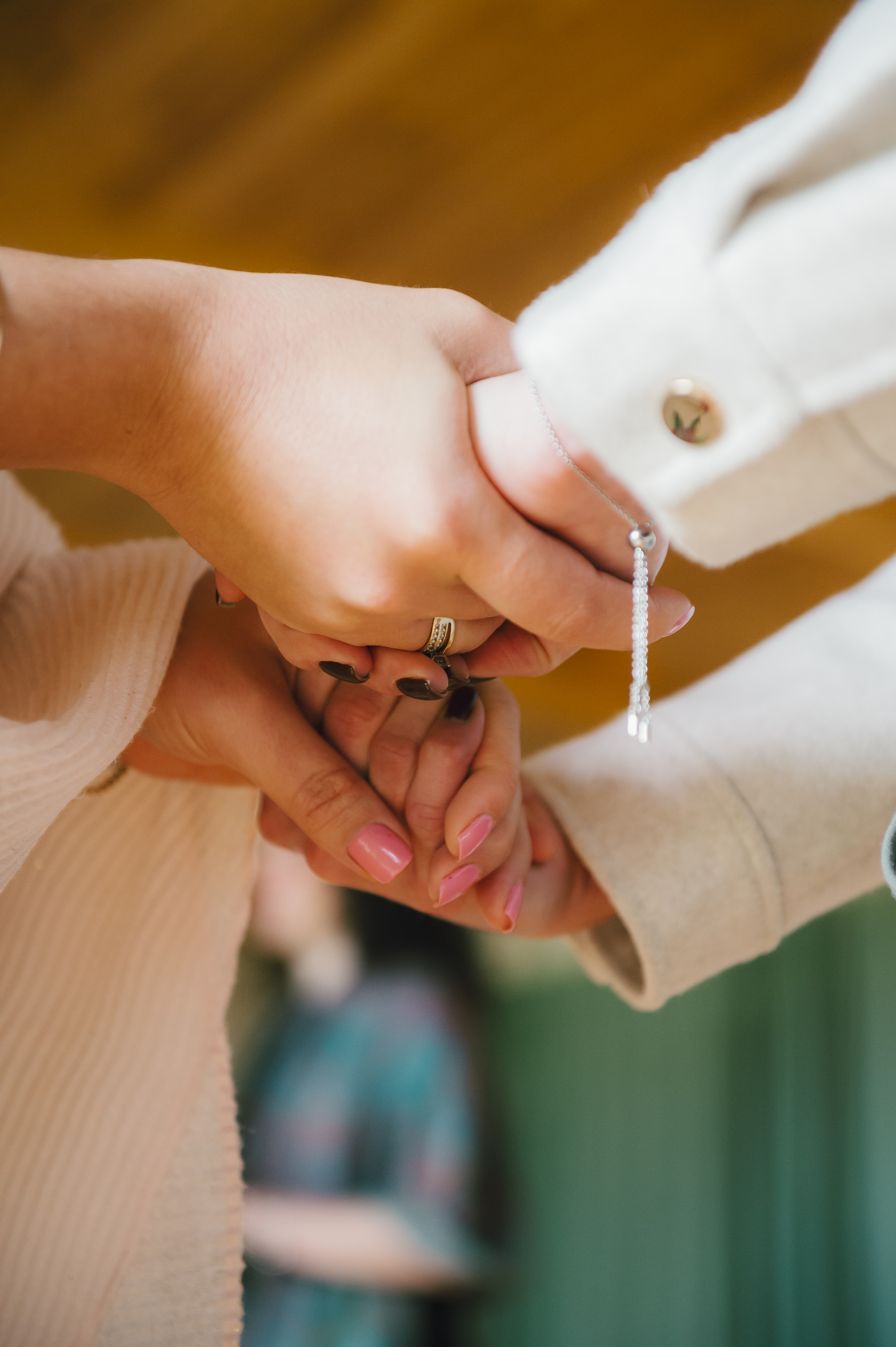 Duas mulheres de mãos dadas, em um momento de conexão durante o retiro