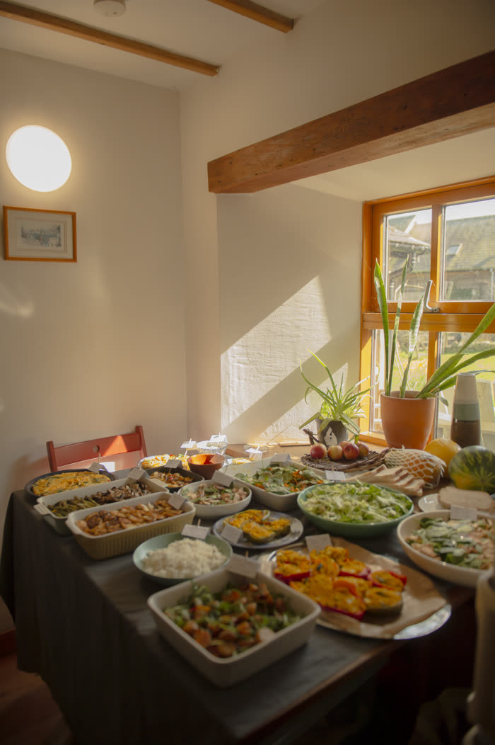 Mesa farta com as refeições do retiro