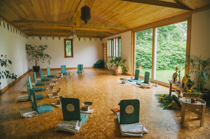 Sala de círculo da casa de retiro, com almofadas dispostas em roda